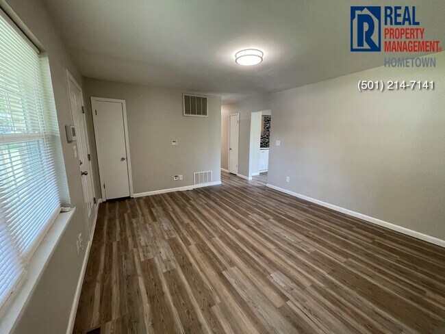 Building Photo - 2415 N Lakeview