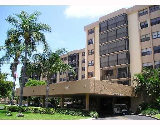 Foto del edificio - 900 NE 195th St