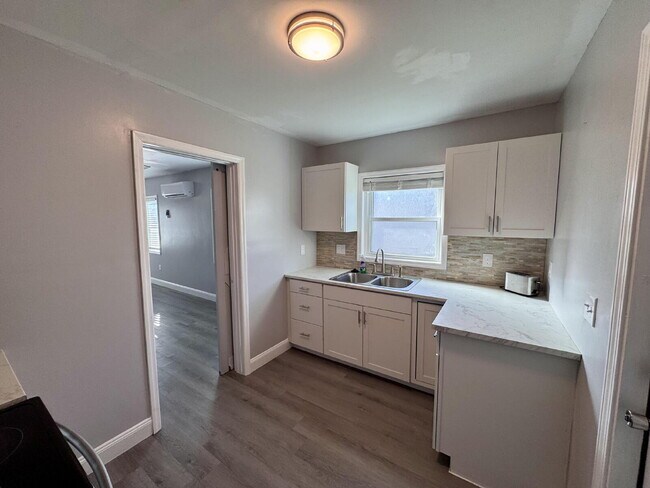 Foto del edificio - Fully Renovated 2BR Home Near Downtown Win...