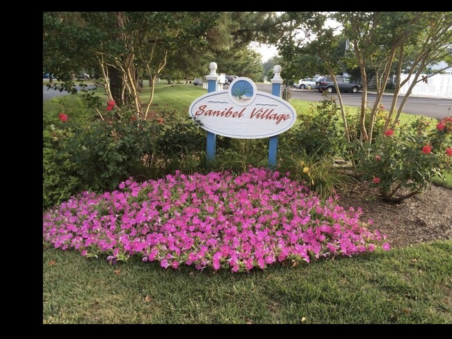 Building Photo - 3400 Sanibel Cir