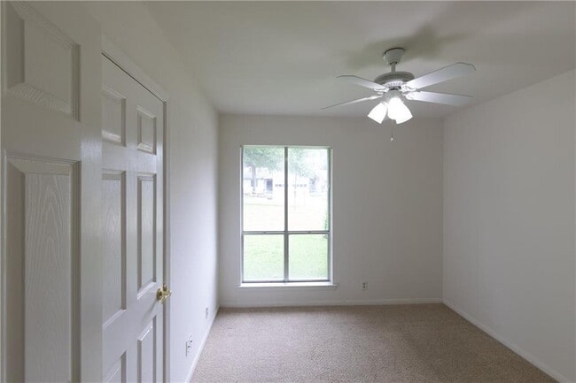 Building Photo - 925 Echo Ln