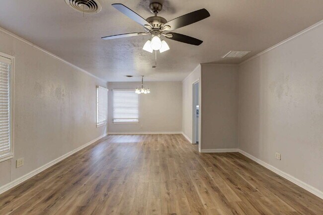 Foto del edificio - MOVE IN SPECIAL: FIRST FULL MONTH FREE