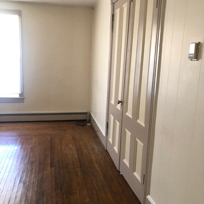 Living room - 222 W Main St