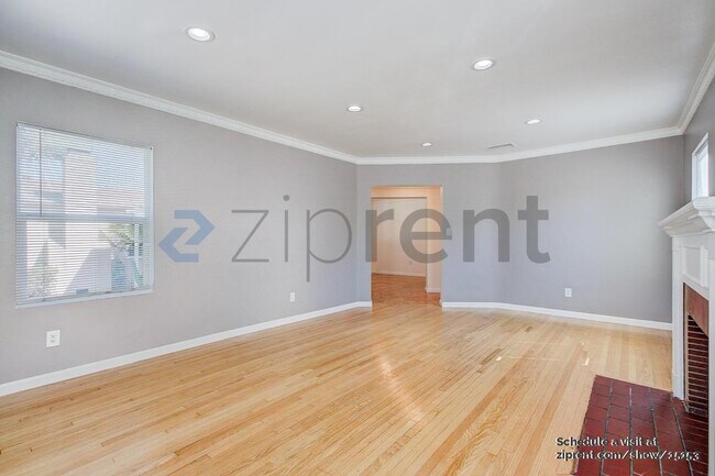 Foto del edificio - 9116 S Van Ness Ave