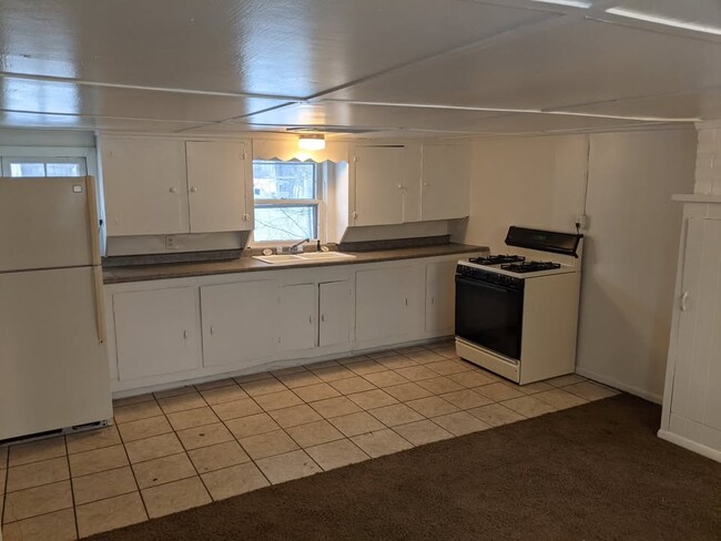 Building Photo - 516 E St NE