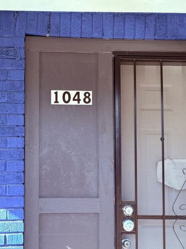 Building Photo - 1048 E McLemore Ave