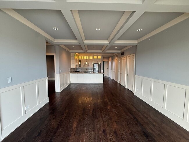 Building Photo - PRICE REDUCED! Luxury 3BR/2BA Condo – Prime Hyde Park Location, Modern Finishes.