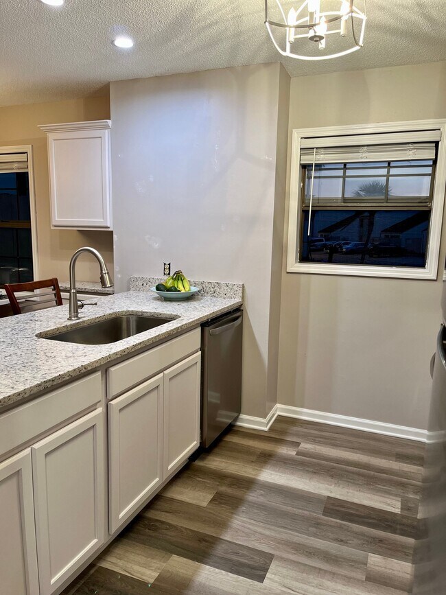 Foto del edificio - 17462 Front Beach Rd