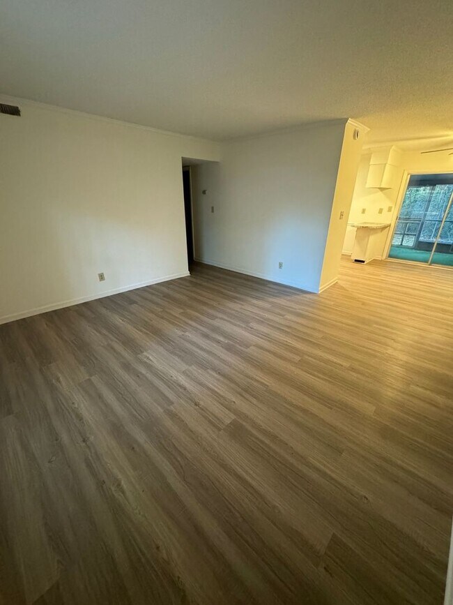 Foto del edificio - Completely Remodeled 2-Bedroom, 1.5 Bathroom Condo ***RENT SPECIAL: FULL MONTH FREE RENT***