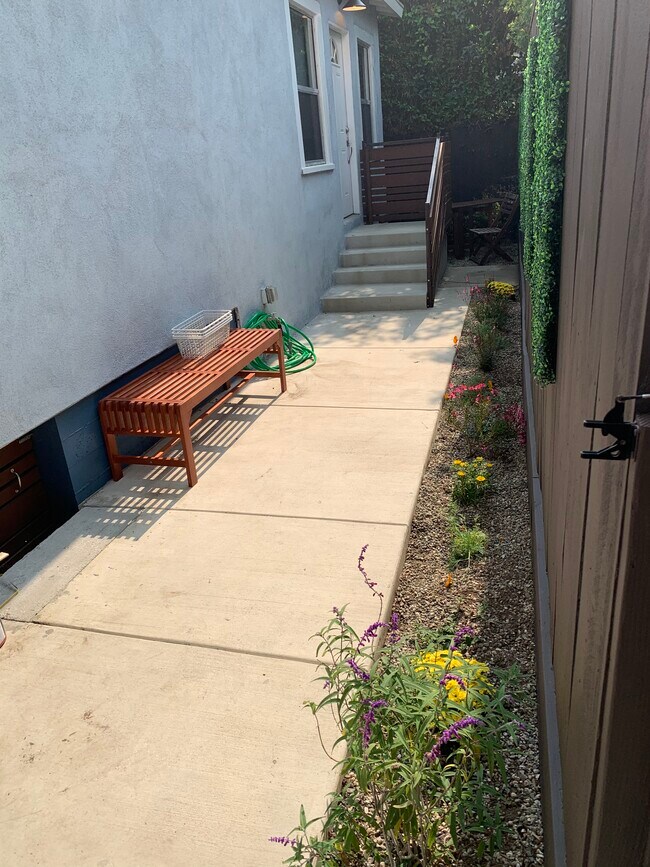 Patio delantero/espacio ajardinado - 526 Brooks Ave
