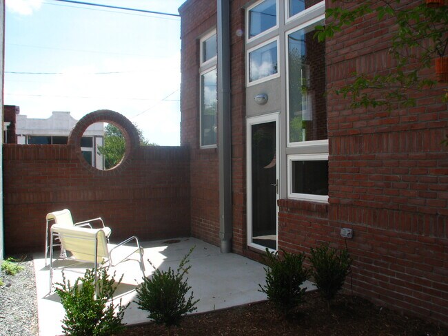Large Outdoor Living Space - 619 N 4th St
