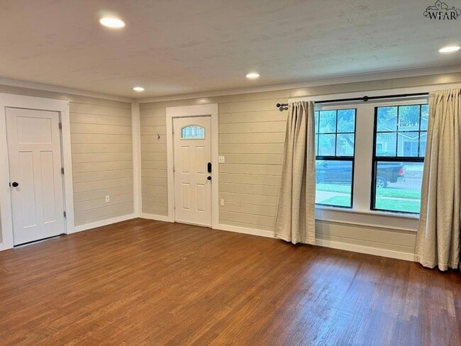 Building Photo - 1716 Victory Ave