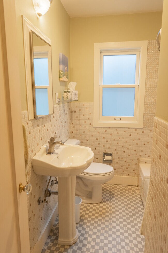 Building Photo - 330 N 73rd St