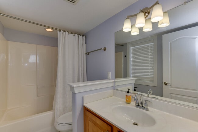 Building Photo - 4815 Lake Dr