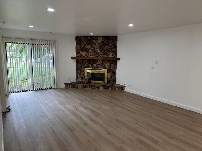 Foto del edificio - 1365 N Sterling Ave