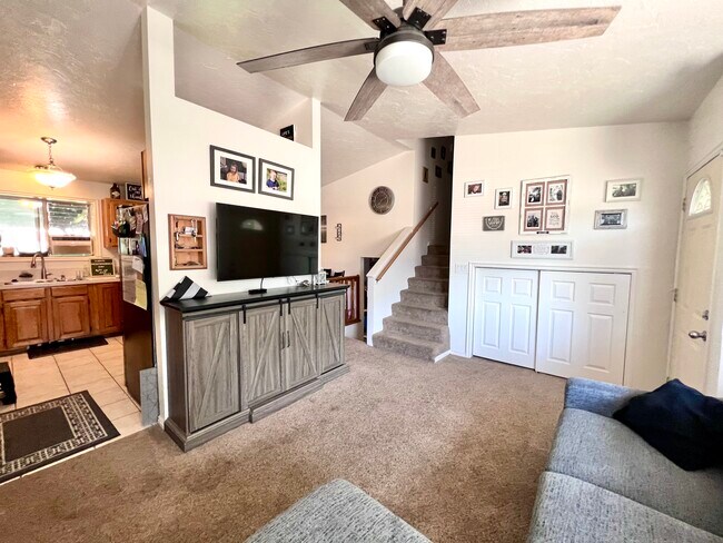 Foto del edificio - 841 Wildrose Ln