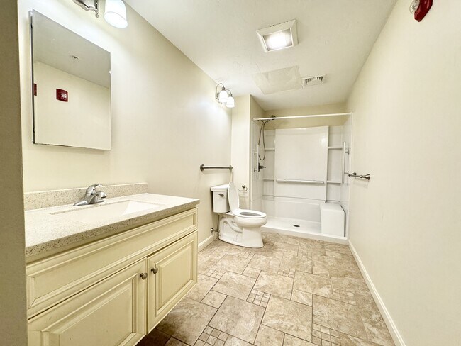 Building Photo - 31 Caroline St