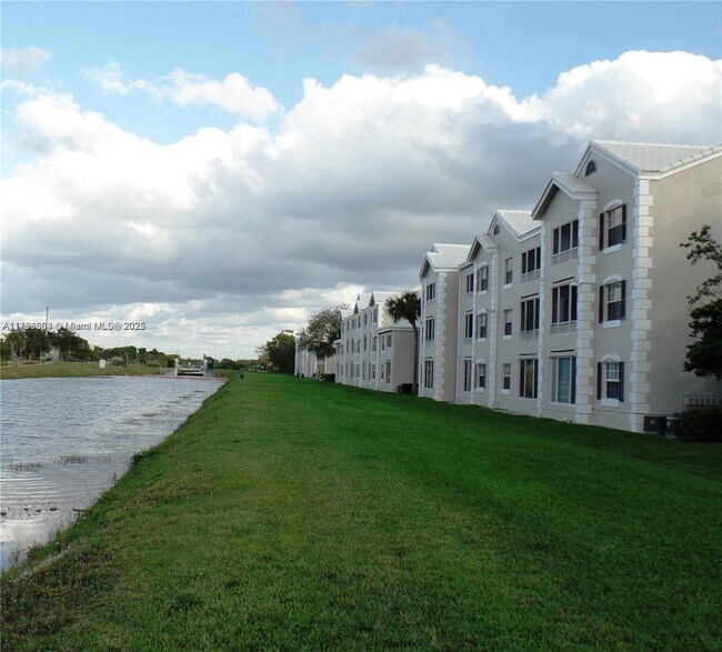 Foto del edificio - 2861 N Oakland Forest Dr