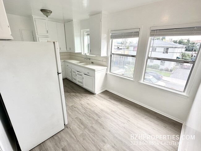 Building Photo - Renovated 1Bedroom 1Bathroom In Prime Holl...
