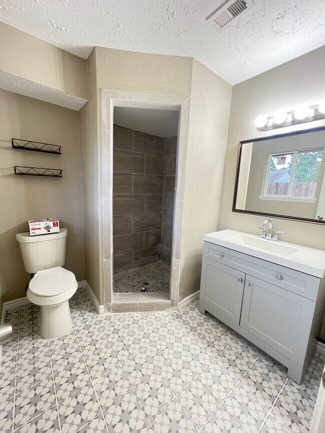 Building Photo - 3/2/2 Newly Remodeled One Story Home in th...
