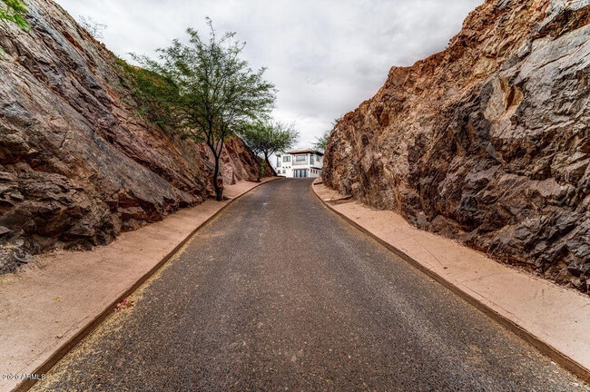 Building Photo - 301 E Jomax Rd