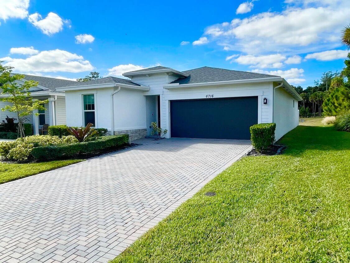Foto principal - 6716 Pointe of Woods Dr