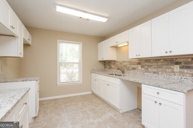 Building Photo - 7307 Fernwood Dr