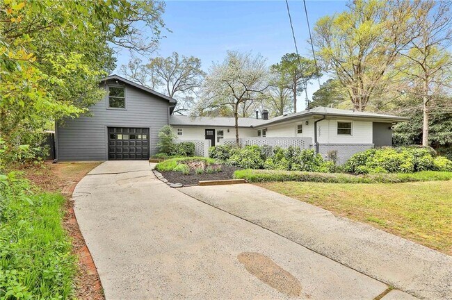 Foto del edificio - 2037 Lively Ridge Rd NE
