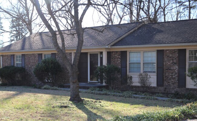 Foto del edificio - Spacious 3 bedroom, 2 bath brick ranch wit...
