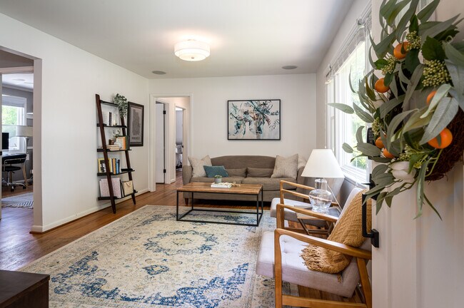 Foto del edificio - 582 Whispering Hills Dr