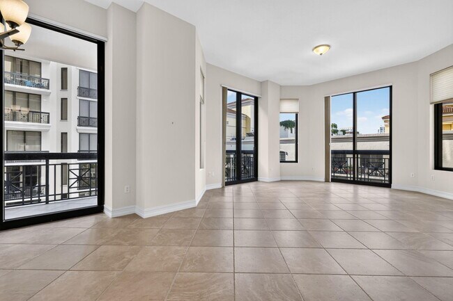 Building Photo - 701 S Olive Ave