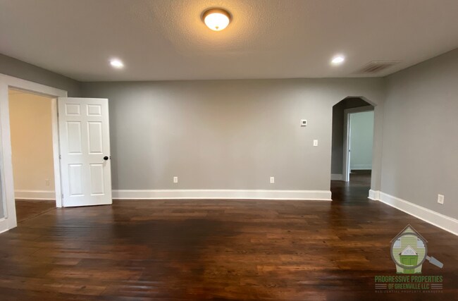 Building Photo - 306 W Wilburn Ave