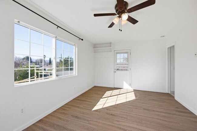 Building Photo - 614 Redwood Ave