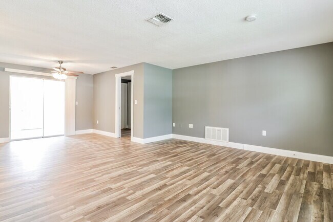 Building Photo - 7912 Foxwood Dr