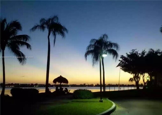 Foto del edificio - 109 Lake Emerald Dr