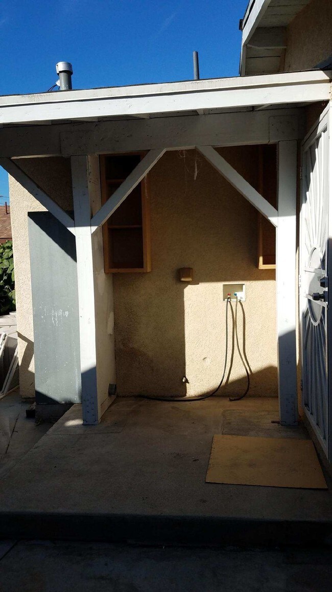 Washer and dryer hook ups - 4144 Sequoia St