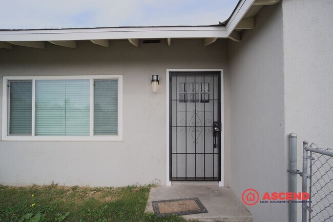 Foto del edificio - 3-Bedroom Home In East Bakersfield!