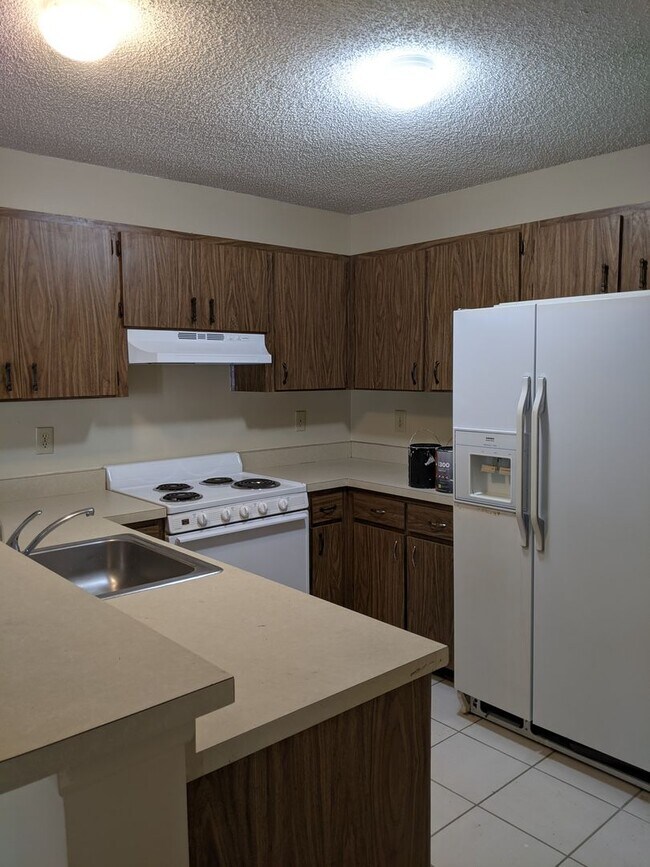 Foto del edificio - Oakwood Villas - Two Bedroom Two Bath Town...