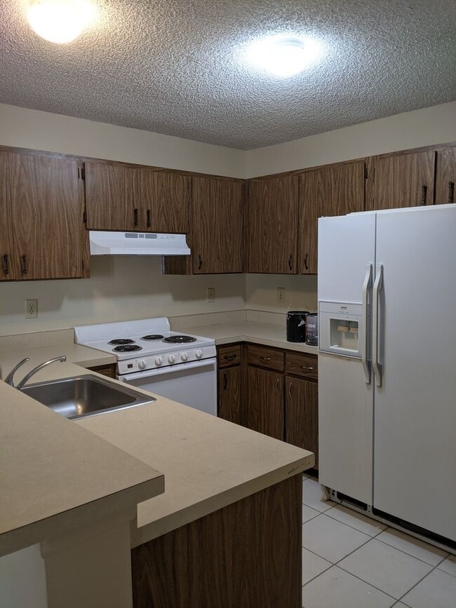 Building Photo - Oakwood Villas - Two Bedroom Two Bath Townhouse