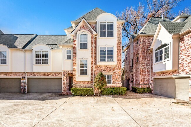 Building Photo - Lakewood 3-Bed, 3-Bath Townhome is Big and...