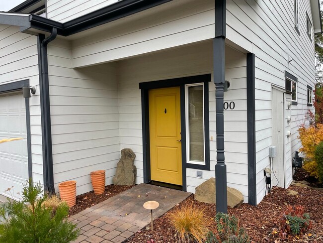 Building Photo - Live it up in Jacksonville's McCully Lane ...