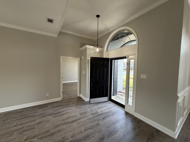 Building Photo - 11 Lakeview Ln