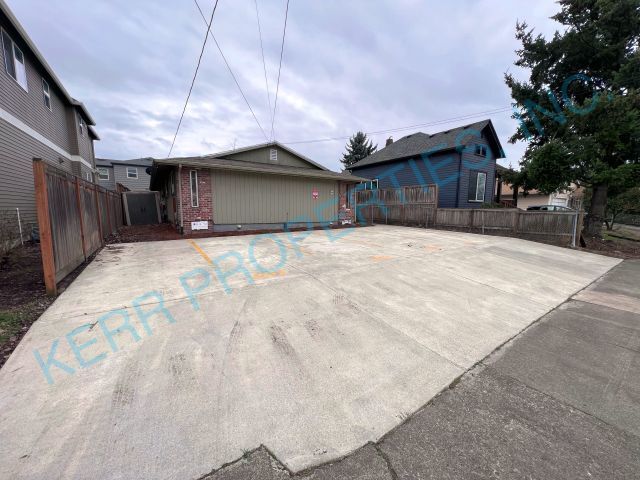 Building Photo - Charming 2-Bed Duplex in Portland's Heart – Cozy 855 Sq Ft!