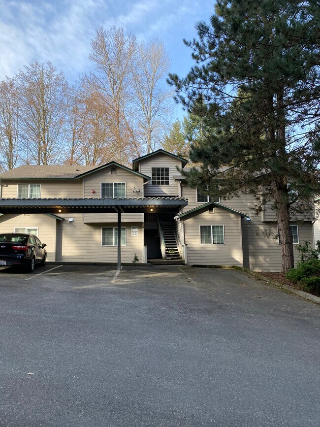 Front of building - 1107 Creekwood Ct SE