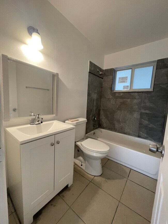 Foto del edificio - 512 NE 166th St