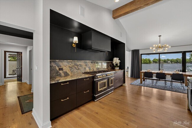 Foto del edificio - 2140 S Shore Dr
