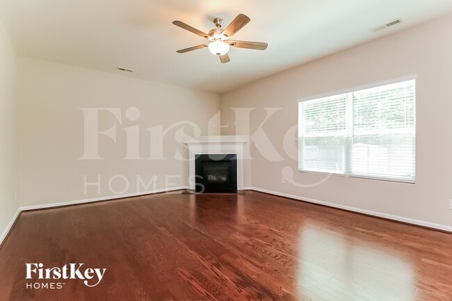 Foto del edificio - 6328 Bunker Hill Dr