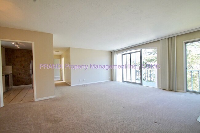 Building Photo - Luxurious 2 Bed/2 Bath Condo with Fireplac...