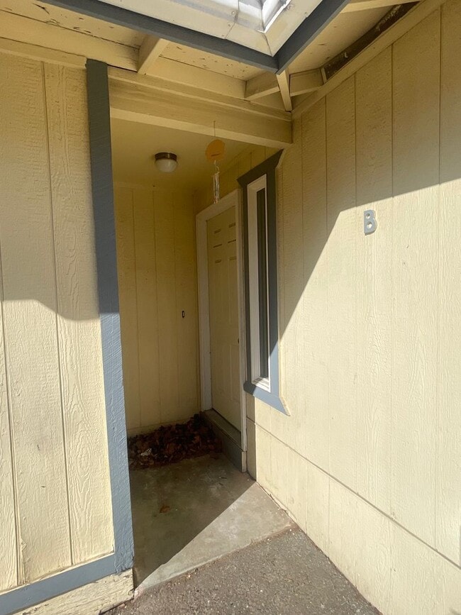 Building Photo - Adorable Remodeled 3 Bedroom Unit Centrall...
