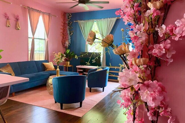 Building Photo - 2705 E 3rd St